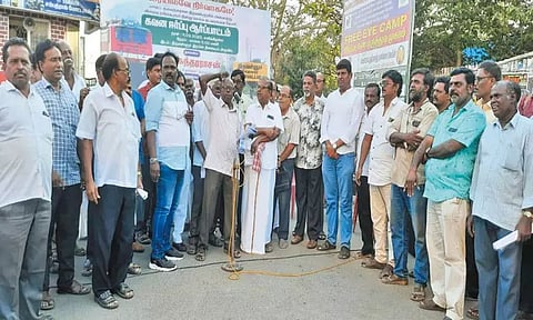 திருவள்ளூர் ரெயில் நிலையத்தில் அனைத்து எக்ஸ்பிரஸ் ரெயில்களும் நின்று செல்லக்கோரி ஆர்ப்பாட்டம்