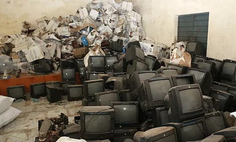 குவிந்து கிடக்கும் அரசின் இலவச பொருட்கள்