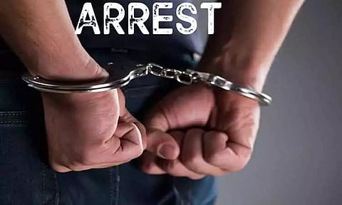 விவசாயி வீட்டுக்கு தீ வைப்பு; தந்தை-மகன் கைது