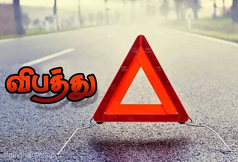 மொபட் மீது கார் மோதி 2 பேர் படுகாயம்