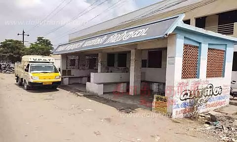 பயணிகள் நிழற்குடையை சீரமைத்து மின்விளக்குகள் அமைக்க வேண்டும்