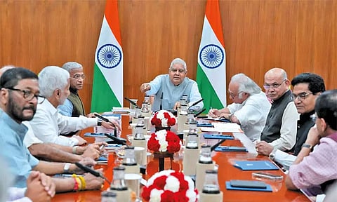 மாநிலங்களவையை சுமுகமாக நடத்துவது குறித்து, ஜெகதீப் தன்கர் தலைமையில் அனைத்துக்கட்சி கூட்டம் நடைபெற்றது.