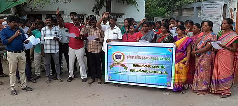 தாலுகா அலுவலகங்கள் முன்பு கிராம நிர்வாக அலுவலர்கள் ஆர்ப்பாட்டம்