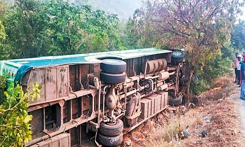 அச்சரப்பாக்கம் அருகே சாலையோரம் கவிழ்ந்த அரசு பஸ்