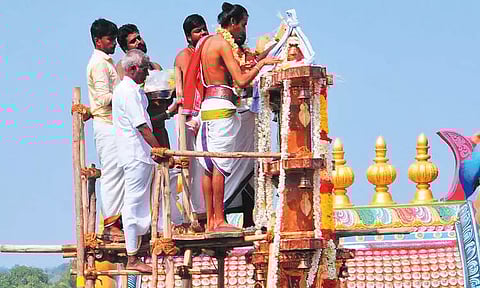 திருவாலங்காடு வடாரண்யேஸ்வரர் கோவிலில் 54½ அடி உயர புதிய கொடிமரத்துக்கு கும்பாபிஷேகம் - ஆயிரக்கணக்கான பக்தர்கள் தரிசனம்