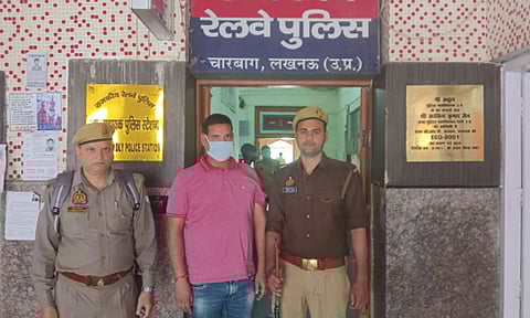 ஓடும் ரெயில் பெண் மீது சிறுநீர் கழித்த டிக்கெட் பரிசோதகர் பணி நீக்கம்