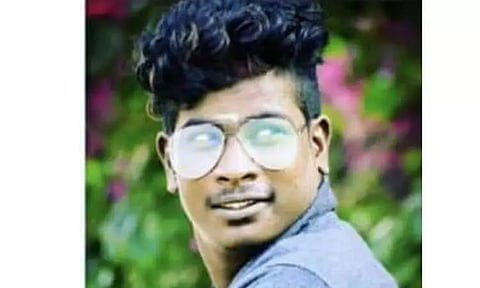 ரெயில் மோதி வாலிபர் பலி