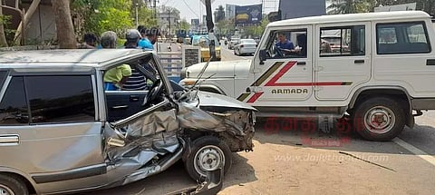 களியக்காவிளை அருகே 2 கார்கள், மோட்டார் சைக்கிள் அடுத்தடுத்து மோதல்