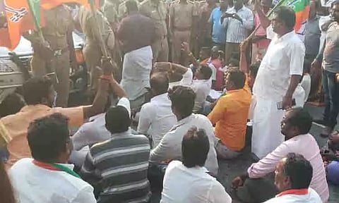 பொதுக்கூட்டத்தில் பங்கேற்க காரில் சென்ற எச்.ராஜா கைது