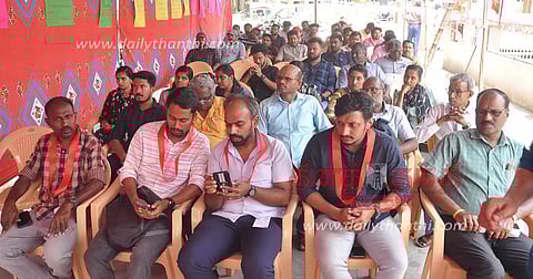 ஈரோட்டில் 5 அம்ச கோரிக்கைகளை வலியுறுத்தி ரெயில் என்ஜின் டிரைவர்கள் உண்ணாவிரத போராட்டம்