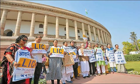 ராகுல் காந்தி பேச்சு, அதானி விவகாரம்: 2-வது நாளாக முடங்கிய நாடாளுமன்றம்