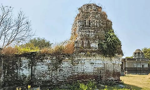 மீஞ்சூர் அருகே பழமை வாய்ந்த கோவிலை புனரமைக்க பக்தர்கள் கோரிக்கை