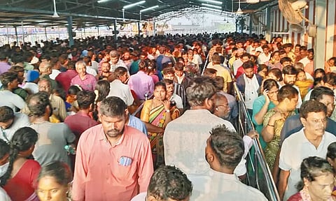 சிறுவாபுரி முருகன் கோவிலில் அலைமோதிய பக்தர்கள் கூட்டம் - 3 மணி நேரம் காத்திருந்து சாமி தரிசனம் செய்தனர்