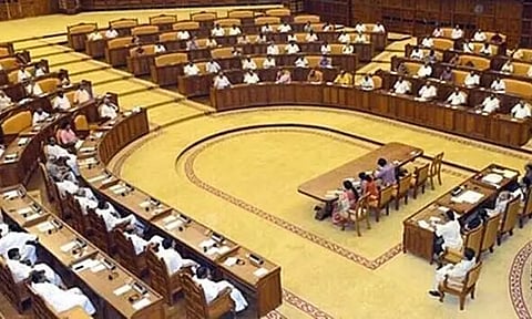 கேரள சட்டசபையில் அமளி: 4 எதிர்க்கட்சி எம்.எல்.ஏ.க்கள் மற்றும் 5 பாதுகாப்பு அதிகாரிகள் காயம்