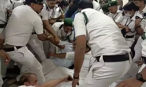 கேரள சட்டசபை வளாகத்தில் போராட்டம் நடத்திய எதிர்க்கட்சி எம்எல்ஏக்களை குண்டுக்கட்டாக தூக்கி வெளியேற்றிய காவல்துறை..!