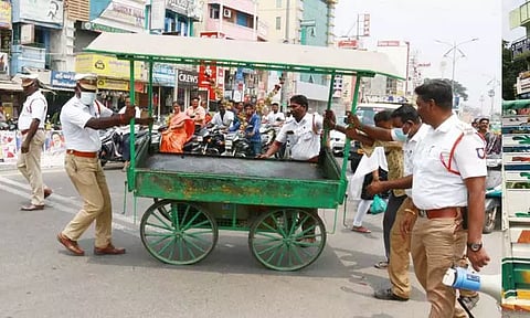 விழுப்புரத்தில்போக்குவரத்திற்கு இடையூறாக இருந்த நடைபாதை கடைகள் அகற்றம்