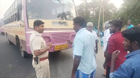 அரசு பஸ்சை சிறைபிடித்த கிராம மக்கள்