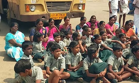 மாணவர்கள் பெற்றோருடன் மறியல் போராட்டம்