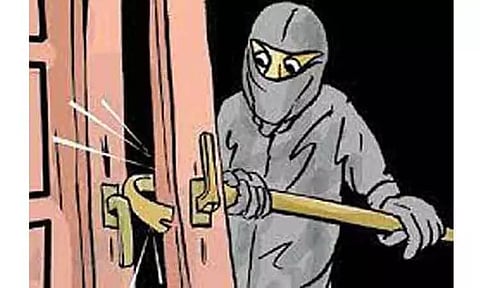 கோவிலில் உண்டியல் பணம் கொள்ளை