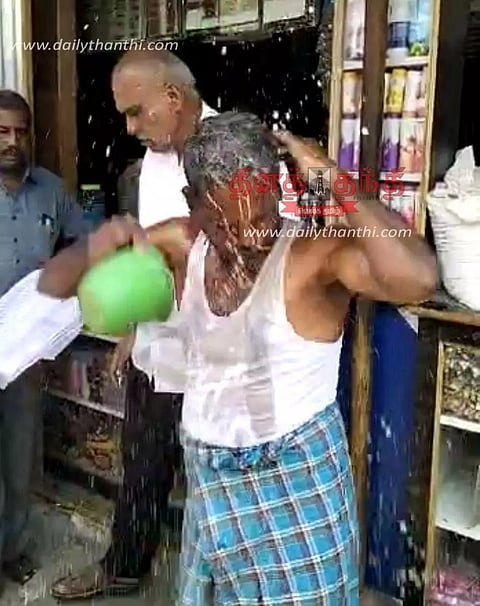 வாடகை நிலுவை தொகையை வசூலிக்க அதிகாரிகள் சென்றபோது பெட்ரோலை உடலில் ஊற்றி கடைக்காரர் தீக்குளிக்க முயற்சி; புஞ்சைபுளியம்பட்டியில் பரபரப்பு