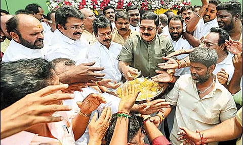 எடப்பாடி பழனிசாமியால் அ.தி.மு.க. பலவீனம் அடைந்து வருகிறது -டி.டி.வி.தினகரன் குற்றச்சாட்டு