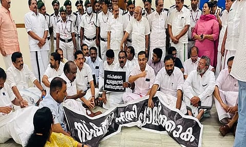 கேரள சட்டசபையில் கடும் அமளி - சபை காவலர்கள் தாக்கியதில் 3 எம்.எல்.ஏ.க்கள் காயம்