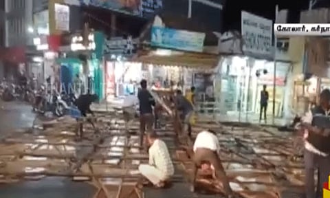 கர்நாடகாவில் திடீரென சரிந்து விழுந்த 40 அடி உயர கட் அவுட்... பொதுமக்கள் புகார்