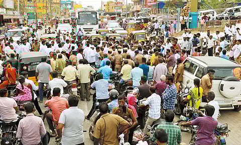 போலீசார் தாக்கியதை கண்டித்து வக்கீல்கள் திடீர் சாலை மறியல் போராட்டம் - போக்குவரத்து பாதிப்பு