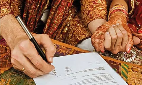 காதல் திருமணத்தை பதிவு செய்வதற்கு பெற்றோர்களின் கையெழுத்தை கட்டாயமாக்க வேண்டும் - குஜராத் சட்டசபையில் எம்.எல்.ஏ.க்கள் கோரிக்கை