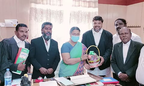 விழுப்புரம் மாவட்ட முதன்மை நீதிபதிக்கு வக்கீல்கள் சங்கத்தினர் வரவேற்பு