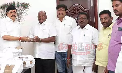 அ.தி.மு.க.வினருக்கு புதிய உறுப்பினர் அட்டை