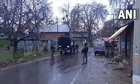 காஷ்மீர்: புல்வாமா பகுதியில் பாதுகாப்பு படையினர், பயங்கரவாதிகள் இடையே துப்பாக்கி சண்டை