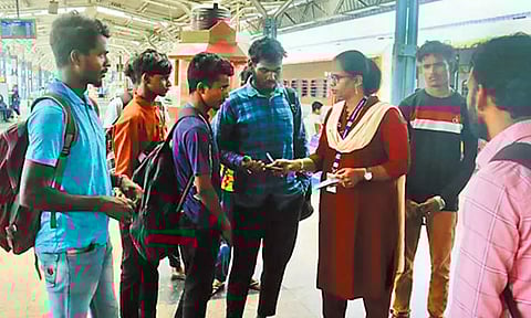 ரூ.1 கோடி அபராதம் வசூலித்து பெண் டிக்கெட் பரிசோதகர் சாதனை