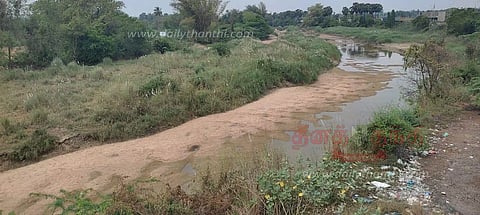 மணல் திட்டுகளை அகற்றி தூர்வார வேண்டும்