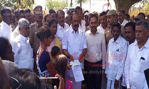 டாஸ்மாக் ஊழியர் குடும்பத்திற்கு ரூ.10 லட்சம் நிதிஉதவி-அமைச்சர் பெரிய கருப்பன் வழங்கினார்