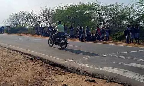 மாணவ-மாணவிகளுக்கு அரசு பள்ளி முன்பு பயணிகள் நிழற்குடை கட்டப்படுமா?