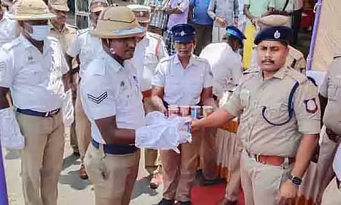 கரூர் மனோகரா கார்னரில் காவல் உதவி மையத்தை திறப்பு