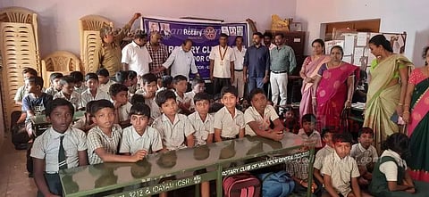 பள்ளிக்கூடத்திற்கு மேஜை, இருக்கைகள்