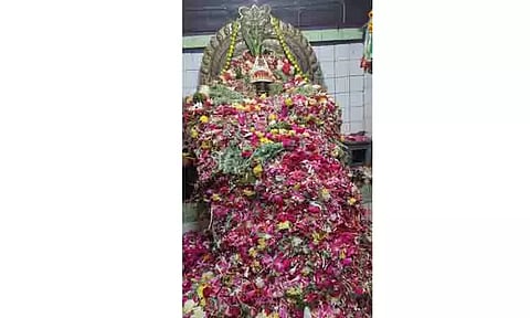 மகா காளியம்மனுக்கு பூச்சொரிதல்