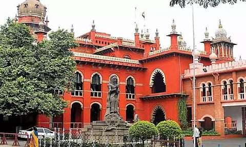 சென்னை ஐகோர்ட்டில் அ.தி.மு.க. தொடர்பாக விசாரிக்கப்பட்ட அவசர வழக்குகளின் விவரம்