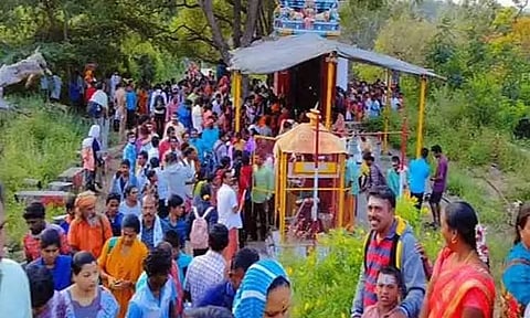 சதுரகிரி மலைக்கோவிலில் பங்குனி மாத பிரதோஷம்; அதிகாலை முதலே ஆயிரக்கணக்கான பக்தர்கள் மலையேறி சாமி தரிசனம்