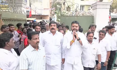 கட்சி தலைமை அலுவலகம் முன்பு குவியும் அதிமுக தொண்டர்கள்..!