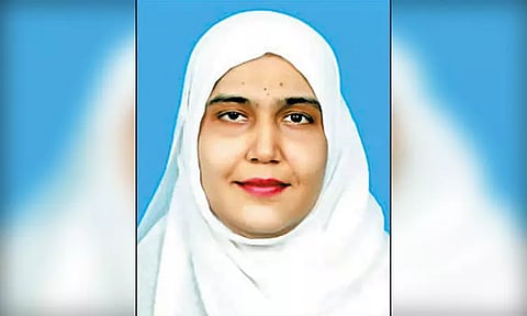 செல்போனில் பேசியபடி சாலையை கடக்க முயன்றபோது - வாகனம் மோதி இளம்பெண் பலி