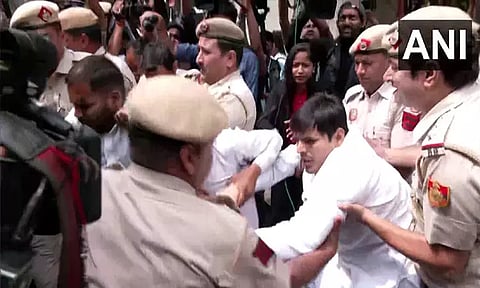 ராகுல் காந்தி வீட்டுக்கு வெளியே டெல்லி போலீசாருக்கு எதிராக காங்கிரஸ் தொண்டர்கள் ஆர்ப்பாட்டம்