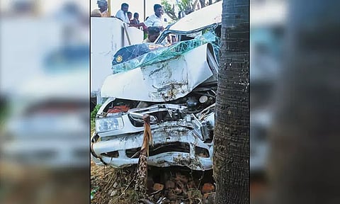 கோவிலுக்கு சென்று திரும்பிய போது நேர்ந்த சோகம்: பனை மரத்தில் கார் மோதி விபத்து - ஒருவர் பலி; 9 பேர் படுகாயம்