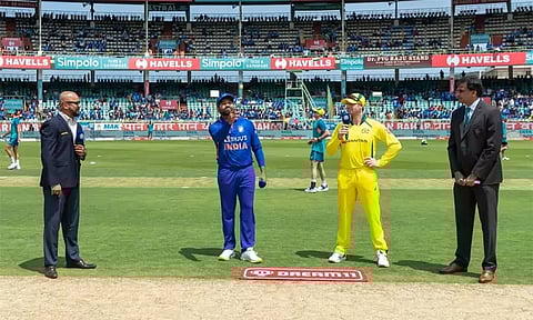 2-வது ஒருநாள் கிரிக்கெட் - இந்தியாவுக்கு எதிரான போட்டியில் டாஸ் வென்ற ஆஸ்திரேலியா பந்துவீச்சு தேர்வு