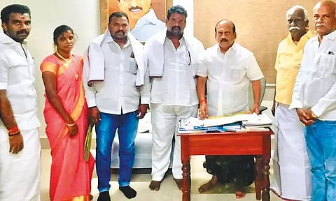 மாமல்லபுரம் பேரூராட்சியில் 2 அ.தி.மு.க. கவுன்சிலர்கள் தி.மு.க.வில் இணைந்தனர்