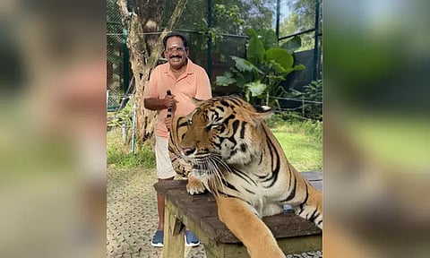 புலி வாலை பிடித்த செல்லூர் ராஜு - சமூக வலைதளங்களில் வைரல்