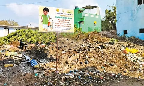 நடிகர் வடிவேலு பட காமெடி பாணியில் தூய்மை விழிப்புணர்வு பதாகை