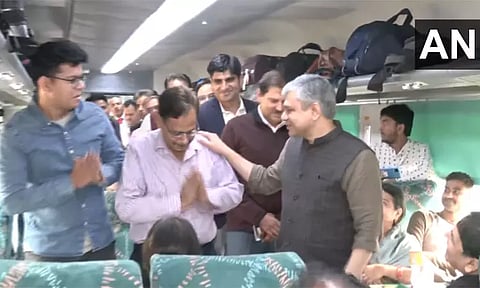 சதாப்தி விரைவு ரெயிலில் பயணம் செய்த மத்திய மந்திரி அஸ்வினி வைஷ்ணவ்...!